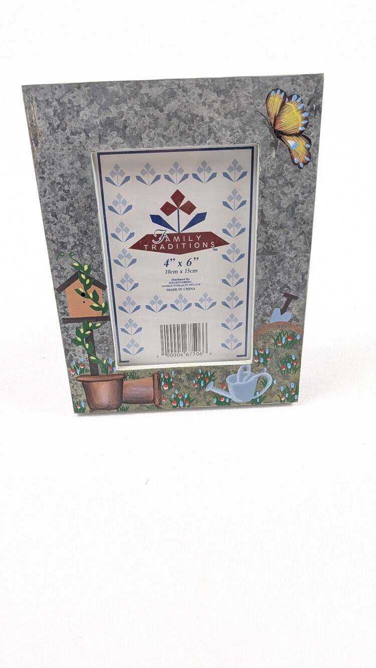 Family Traditions 4"x6" Garden Photo Frame